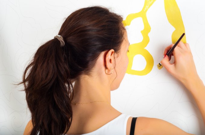 Kobieta malująca ściany