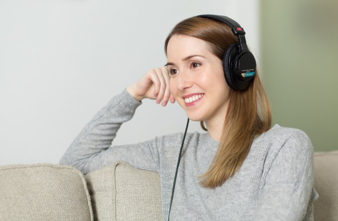 Kobieta słuchająca muzykę